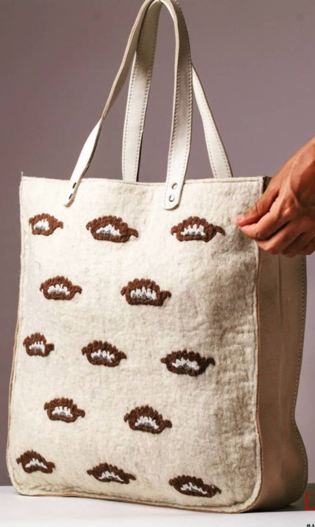 LA'AL Textiles / Hand-embroidered felt bag with leather